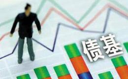 投资债券基金和直接购买债券有什么不同？投资人在选择时需考虑哪些方面?